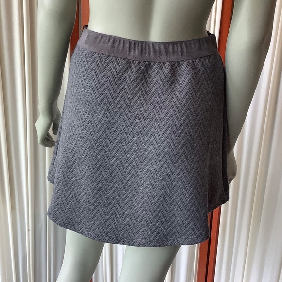Candie’s Gray Zig-Zag Mini Skirt Pull On with Faux Suede Waist Band Small - Picture 4 of 9